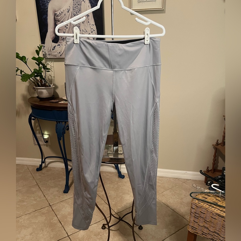 Victoria’s Secret - Victoria Sport Knockout Leggings / Yoga Pants - Light Gray L